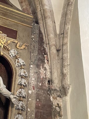 Autel, à droite de St Denis